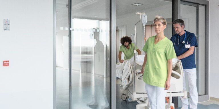 Sfeerfoto van mensen met een zorgtuniek in het ziekenhuis